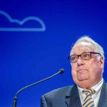 Howard Buffett to succeed father Warren as Berkshire Hathaway chair